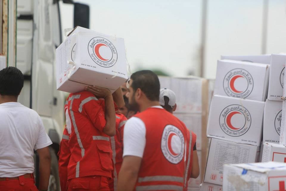 الهلال الأحمر يوصل مساعدات غذائية إلى سبع بلدات بريف درعا الجنوبي الشرقي