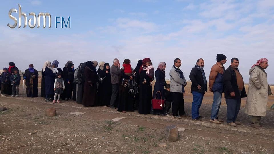 خروج دفعة جديدة من المدنيين عبر ممر أبو الظهور بريف إدلب