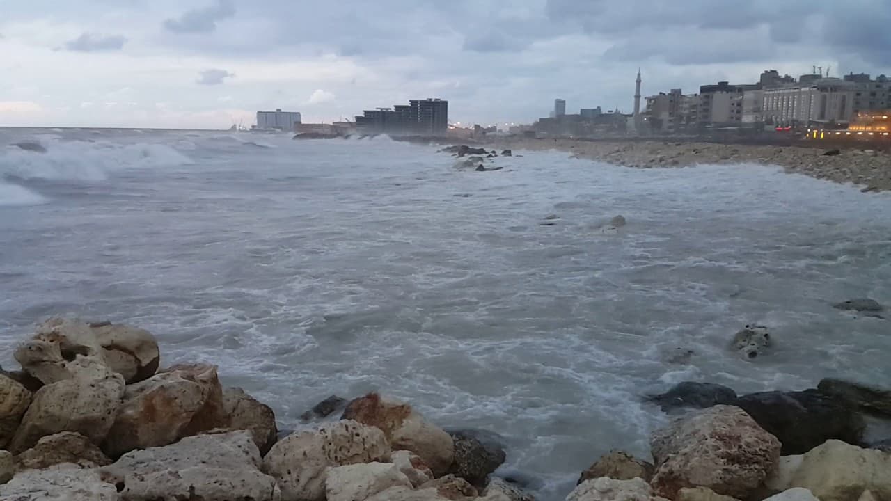 بسبب الأحوال الجوية.. إغلاق موانئ اللاذقية وطرطوس أمام الملاحة البحرية