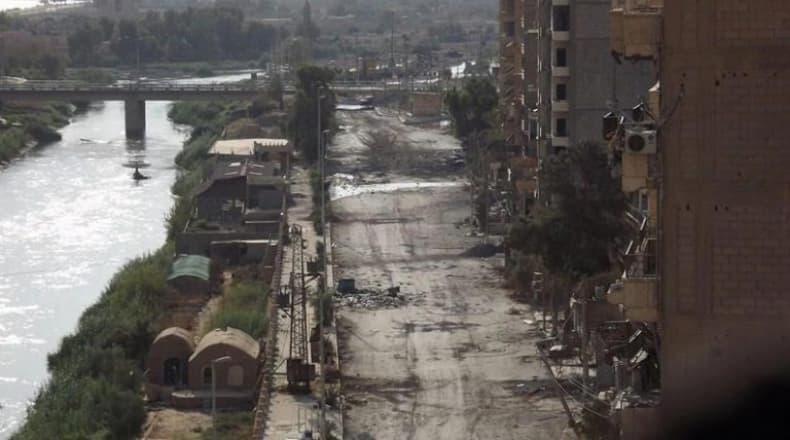 «قسد» تغلق معبر الصالحية بريف دير الزور