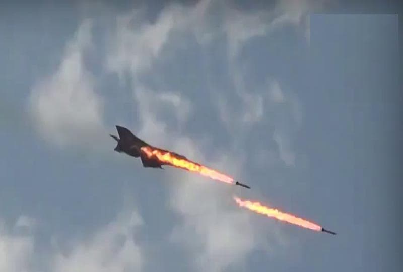 الطيران الحربي ينفذ سلسلة من الغارات الجوية بمحيط بادية السخنة