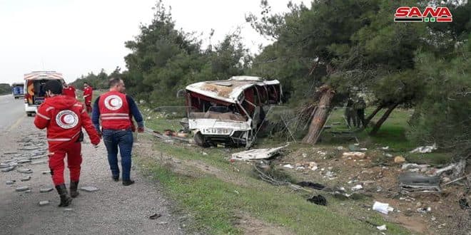 إصابة أكثر من 20 شخصاً جراء حادث سير على طريق دمشق – حمص