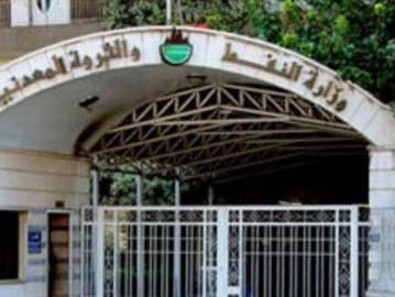 إيقاف التعامل مع محطتي بنزين في حمص