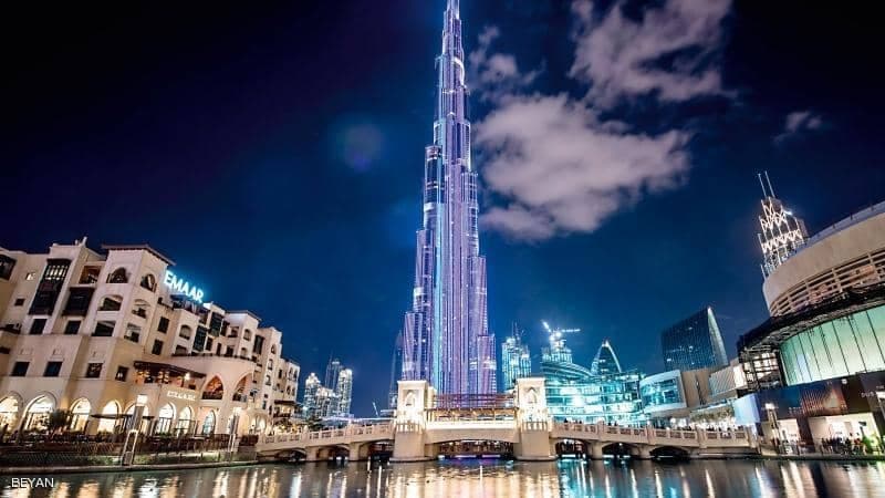 سياح إسرائيليون يؤدون صلاة يهودية في برج خليفة