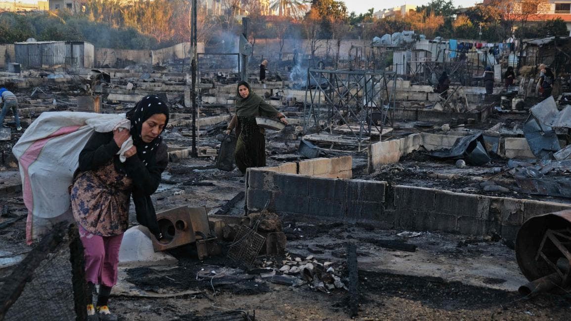 الجيش اللبناني يوقف 6 سوريين ولبنانيين على خلفية إحراق مخيم النازحين بالمنية