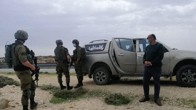 الاحتلال يحتجز طاقم "تلفزيون فلسطين" أثناء أدائهم لعملهم