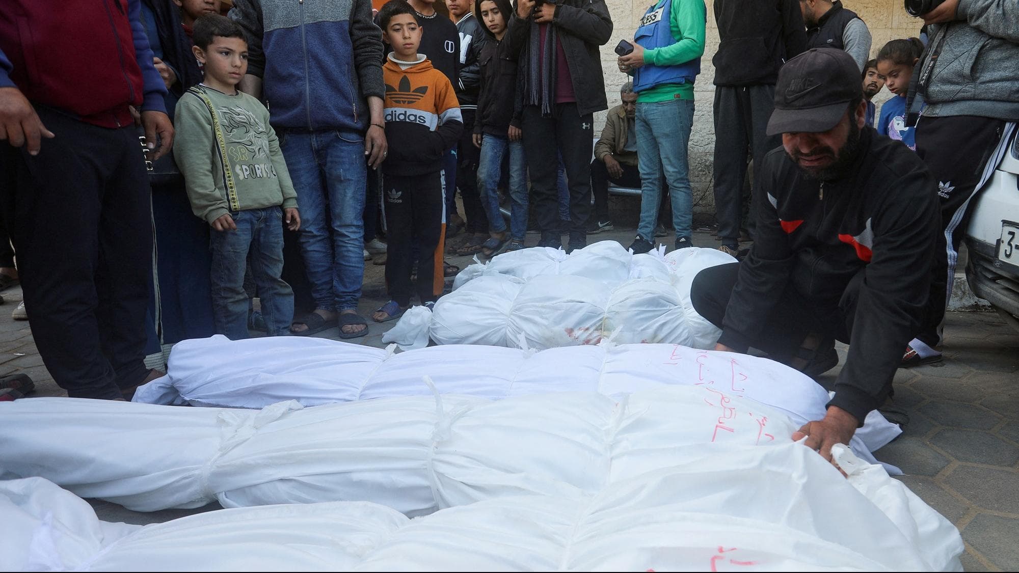 ارتفاع حصيلة الشهداء في غزة إلى 32226 فلسطينياً، وجيش الاحتلال يواصل محاصرة مستشفى الشفاء لليوم السابع