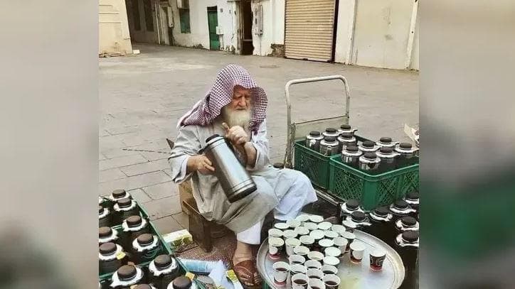 وفاة "أبو السباع" بعد 40 عاماً من إطعام زوار المسجد النبوي بالمجان.. فمن هو؟