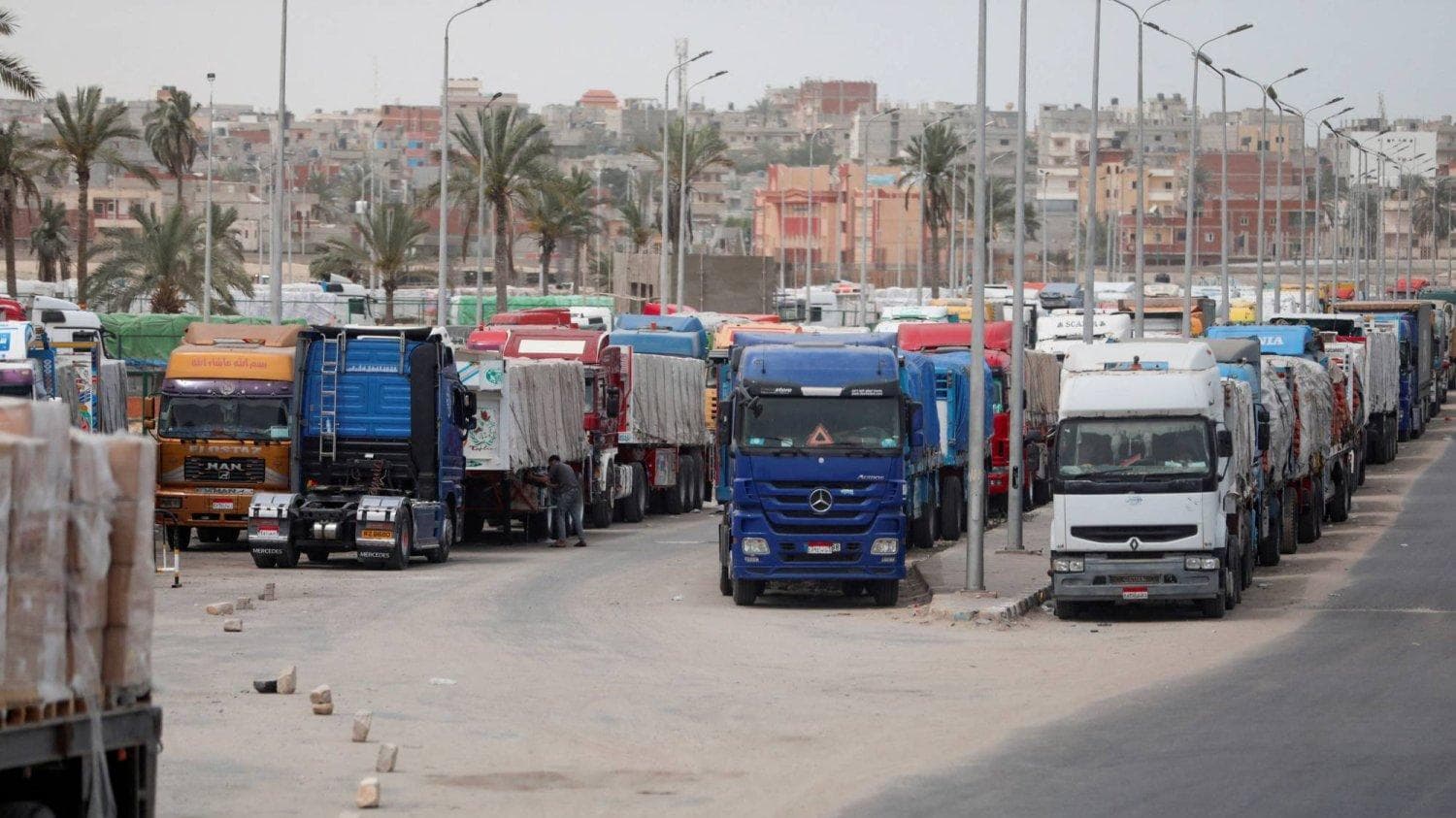 بدء دخول شاحنات مساعدات إلى غزة عبر معبر كرم أبو سالم