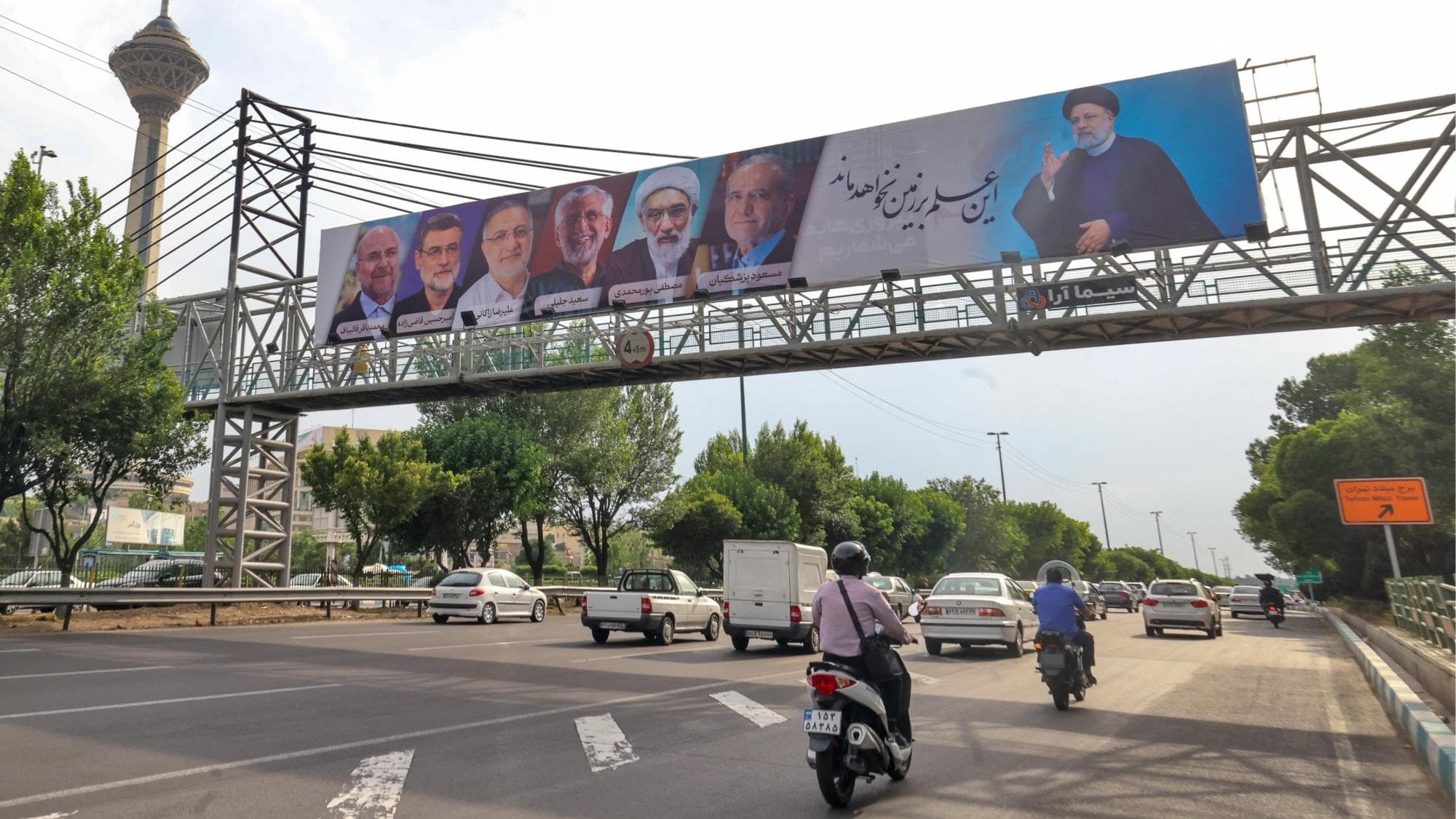 إيران تدخل مرحلة الصمت الانتخابي استعداداً لانتخابات الرئاسة الجمعة.. واستطلاع يتوقع فوز الإصلاحي بزشكيان