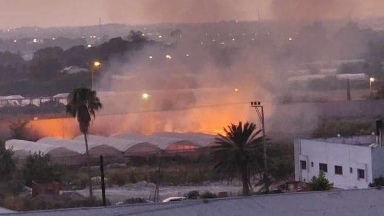 اعتقال 30 فلسطينياً خلال 24 ساعة، وقوات الاحتلال تتسبب بإحراق بيوت بلاستيكية في طولكرم