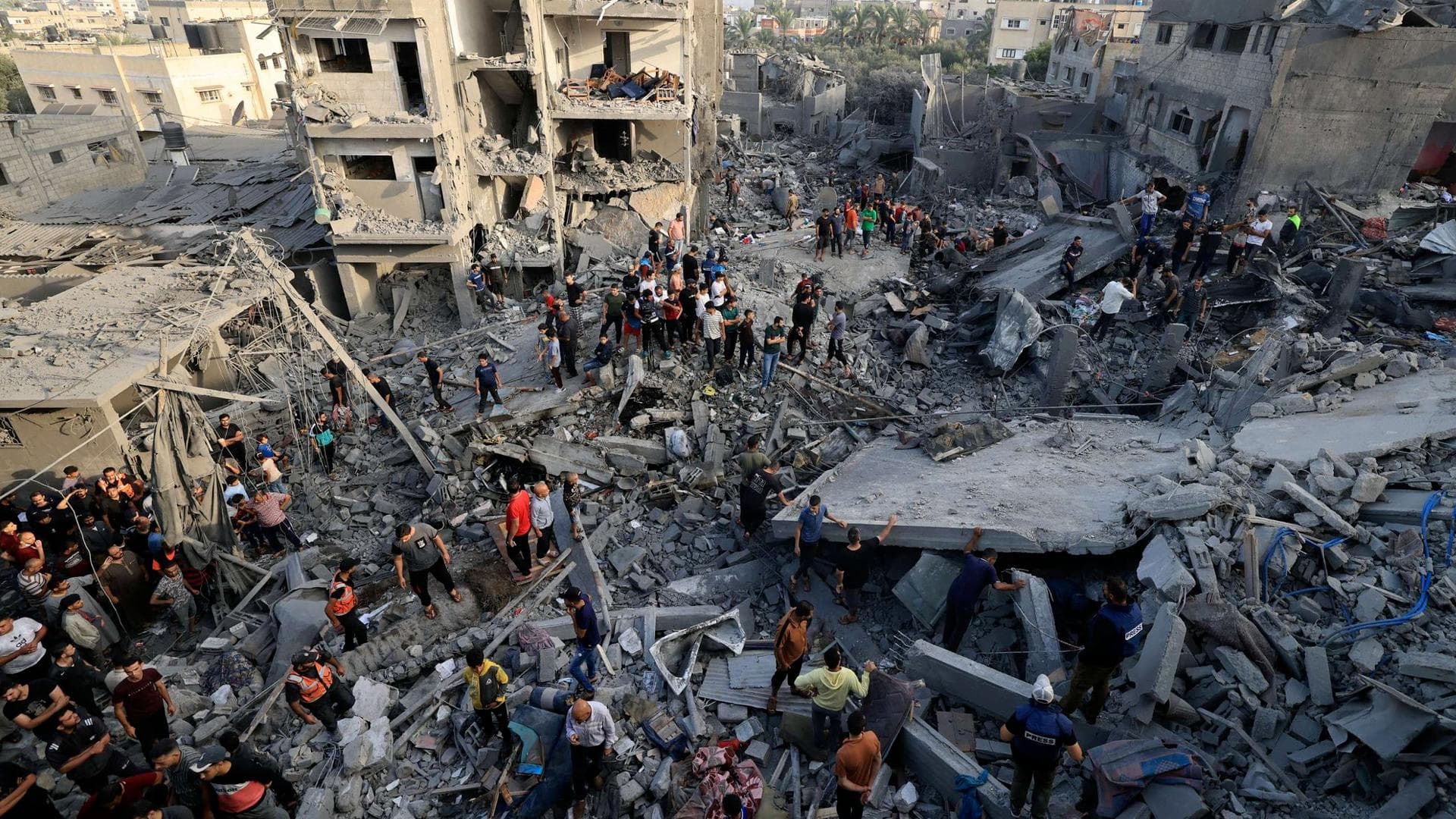 الدفاع المدني في غزة ينتشل جثامين 42 شهيداً حتى الآن من خان يونس بعد انسحاب جيش الاحتلال