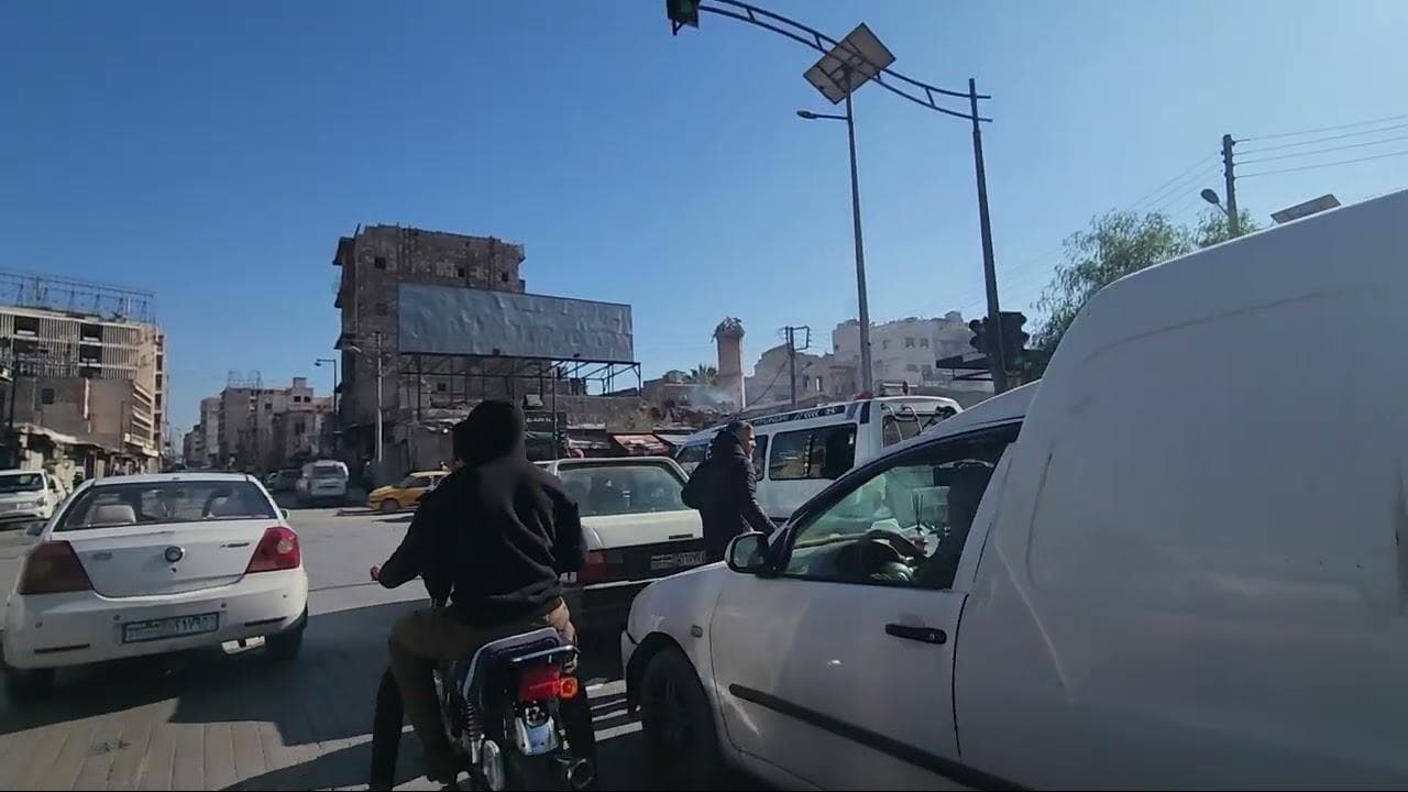 المرأة السورية شرطية مرور وبطلة في رفع الأثقال وسباقات السرعة ومديرة صالون حلاقة رجالية!