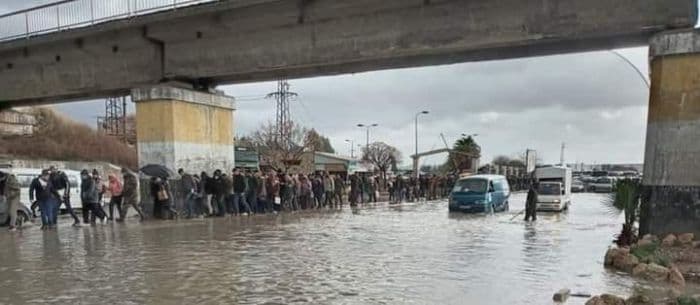 إنقاذ طفلة من مياه الأمطار في اللاذقية