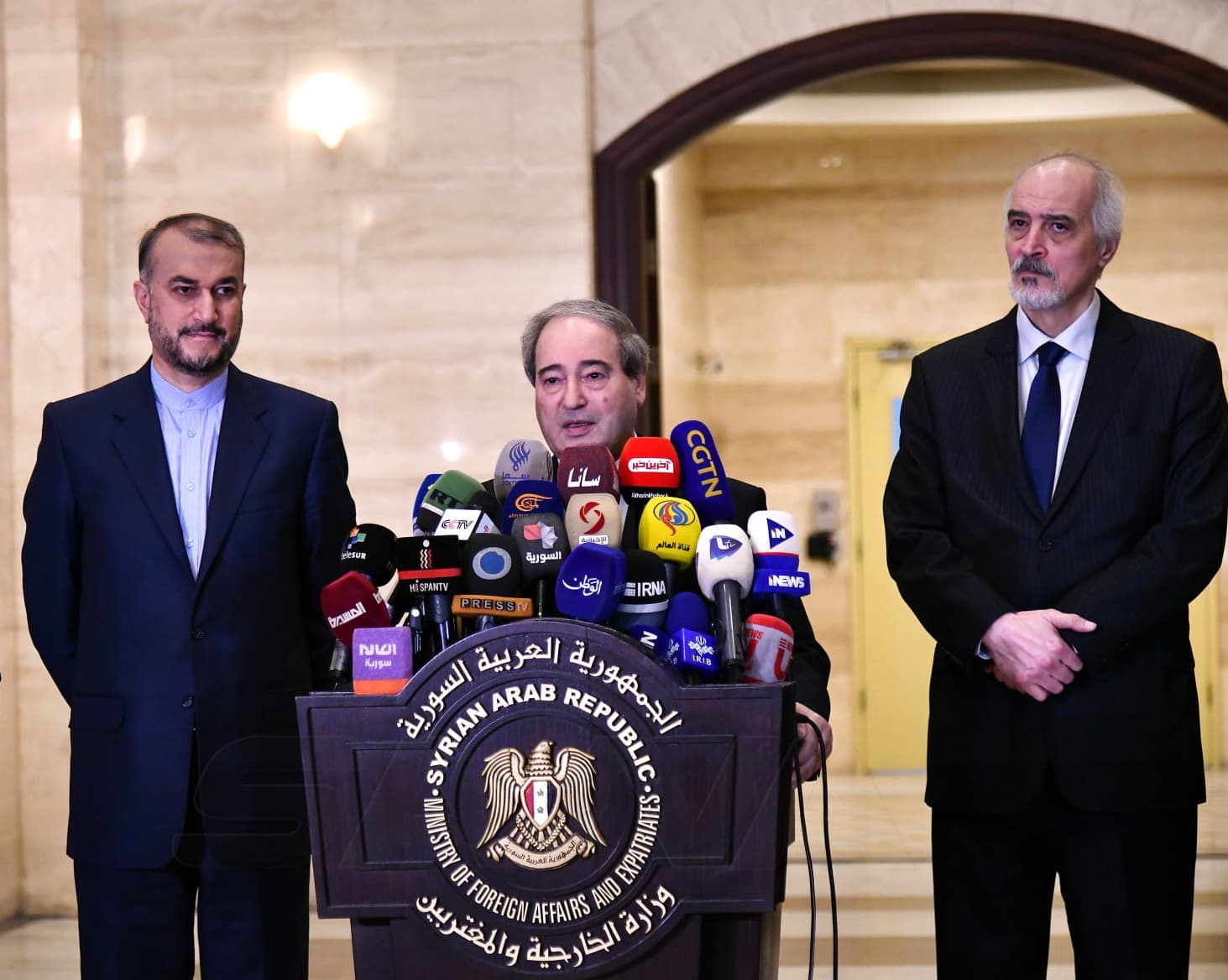 المقداد يبحث مع عبد اللهيان اجتماعات لجنة مناقشة الدستور