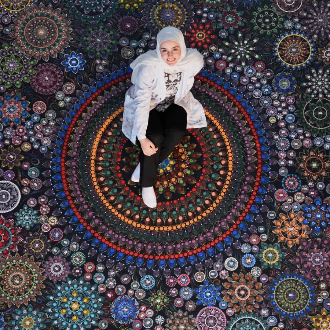 الفنانة لمى زكريا الحاصلة على جائزة موسوعة غينيس عن اكبر لوحة تحوي دوائر الماندالا