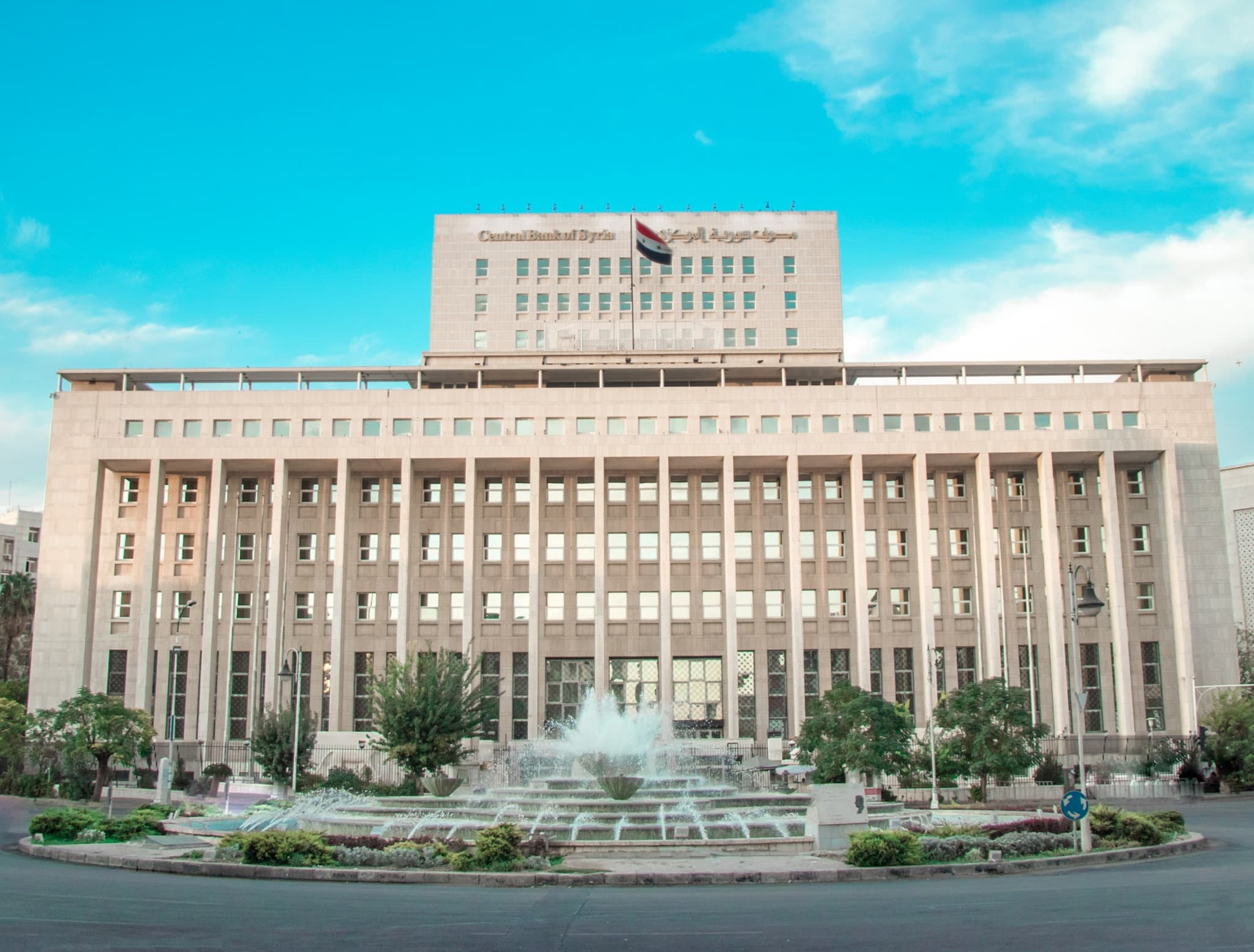 رفع سقف السحوبات اليومية من المصارف ليصل إلى خمسة ملايين ليرة